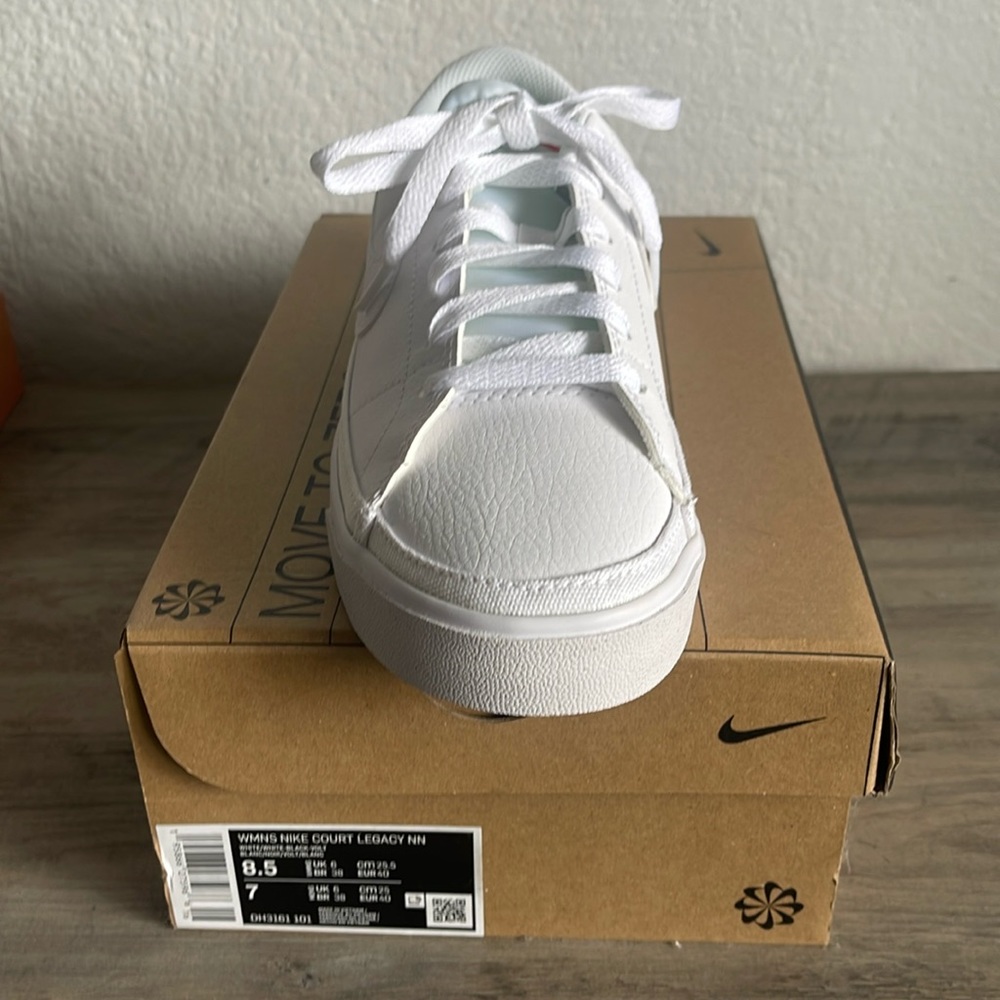 Brand New Never Worn Nike Court Legacy, Womens size 8.5 / Men’s size 7